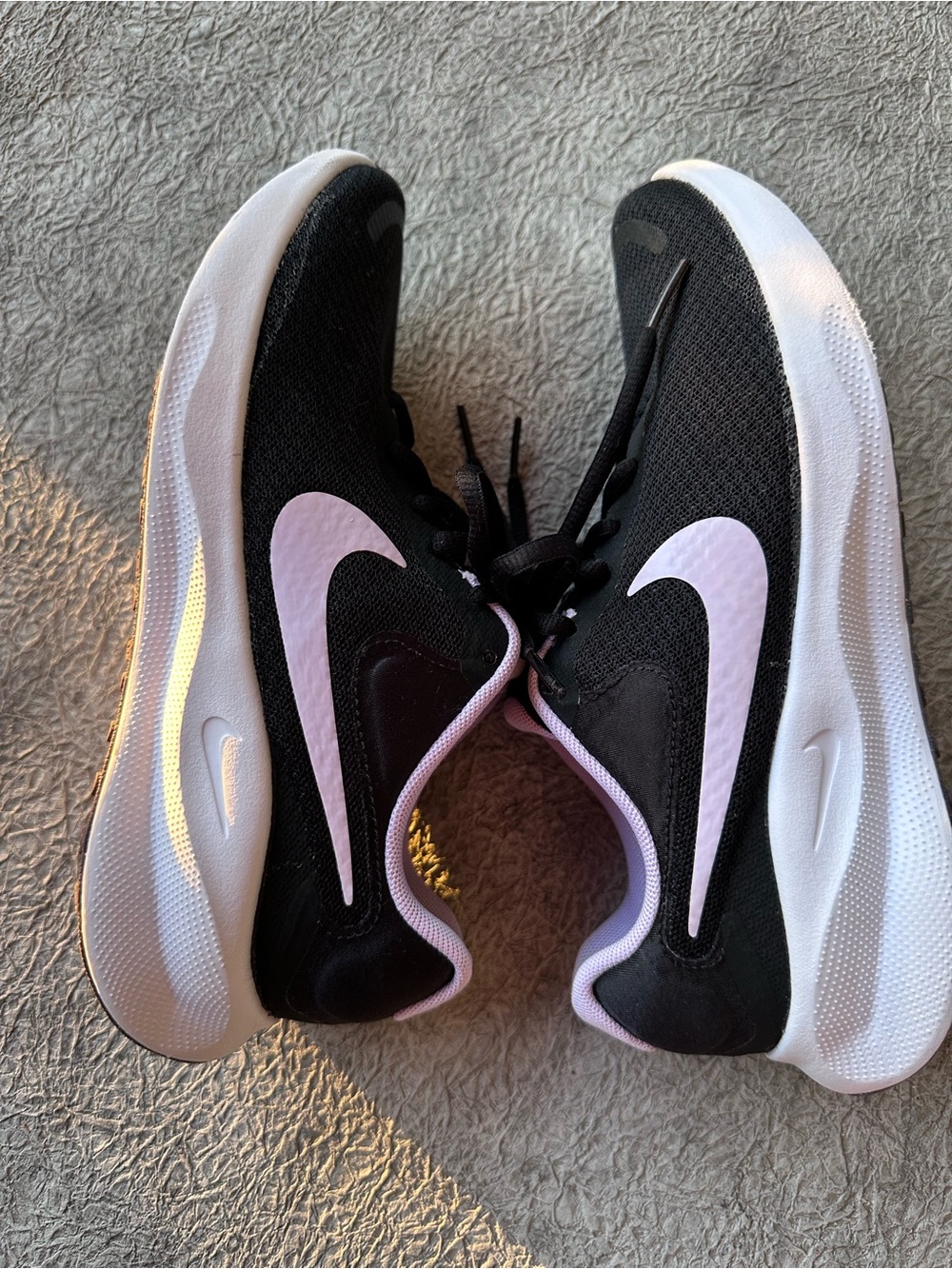Nike Womenโs Black & Light Purple Running Sneakers